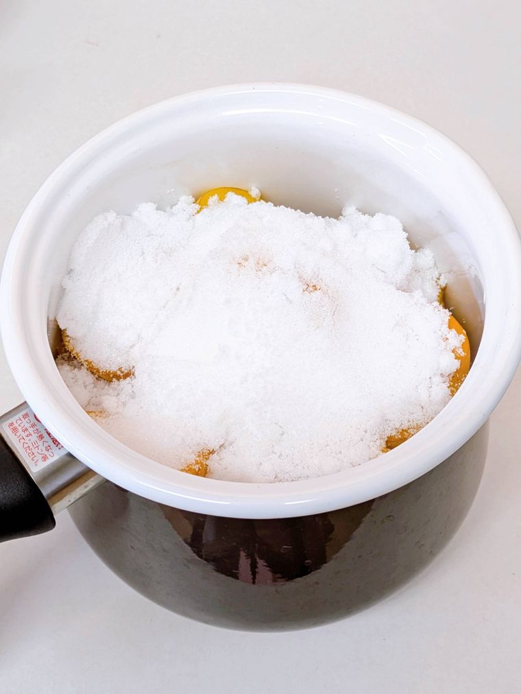 鍋に入ったあんずと砂糖