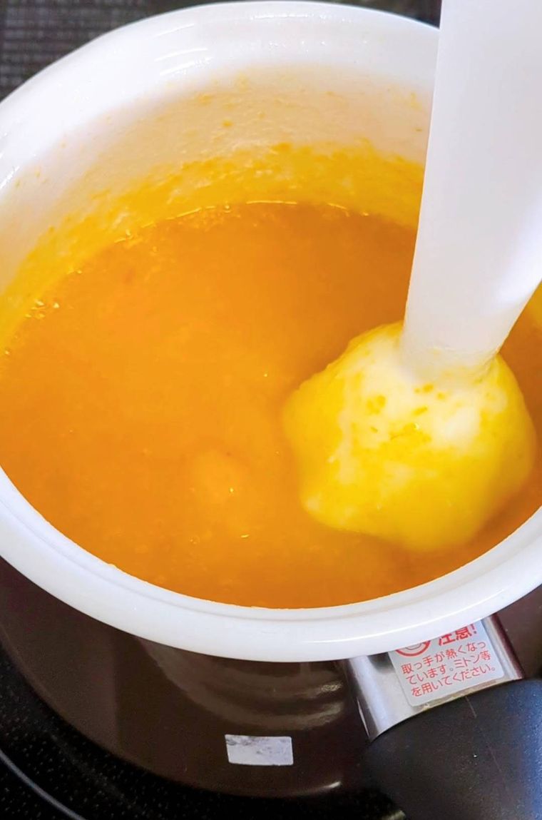 加熱中の鍋、あんずジャムにブレンダーをかけている所