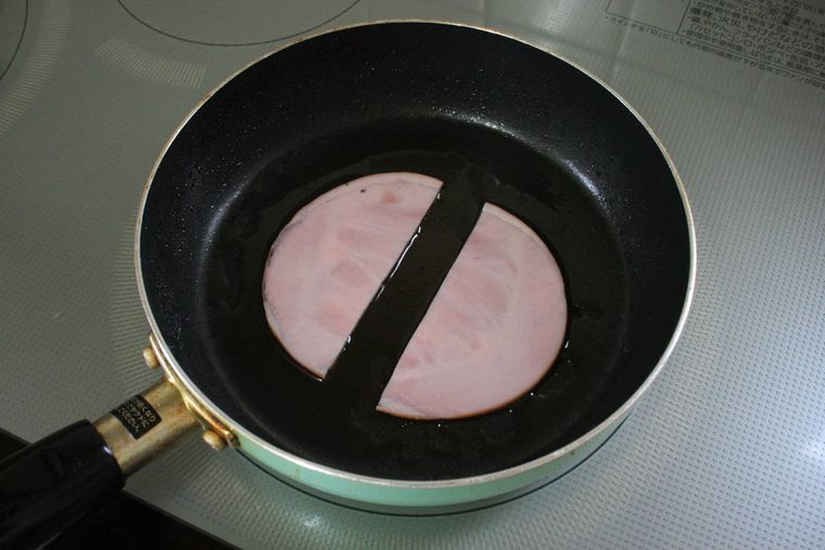 フライパンでハムを熱している様子