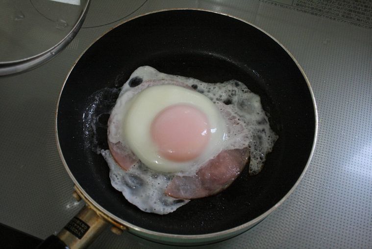 完成したハムエッグの様子