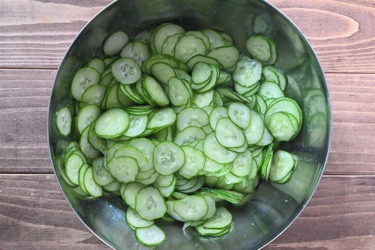 ボウルに入った薄切りきゅうり