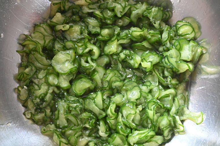 ボウルに入った塩もみしたきゅうり