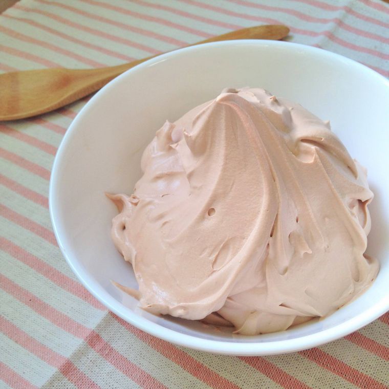白い器に入ったチョコ生クリームチョコホイップ