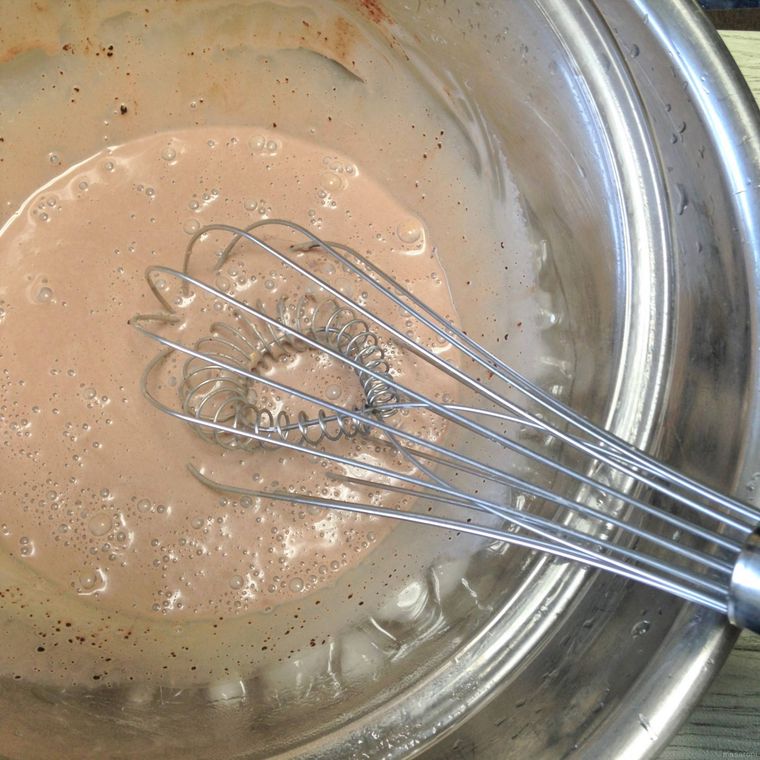 残りの生クリームを加えて泡立てる様子