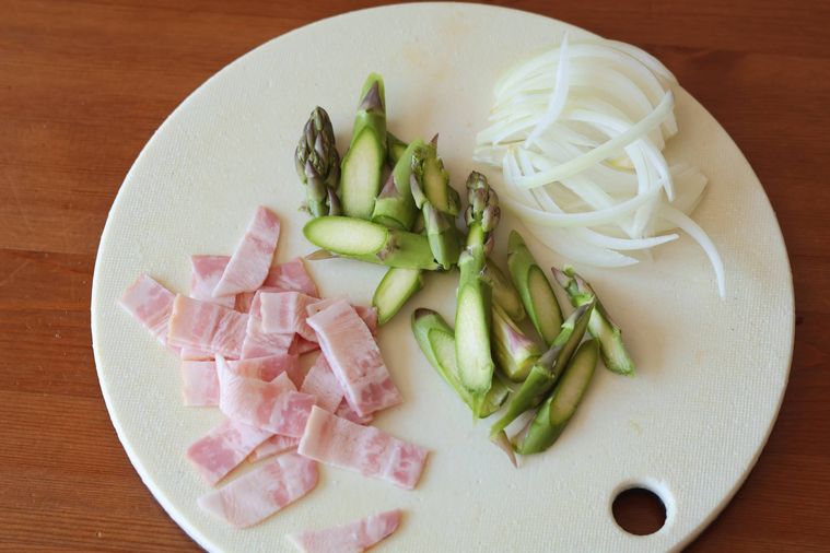 切ったアスパラ、玉ねぎ、ベーコンが並んでいる