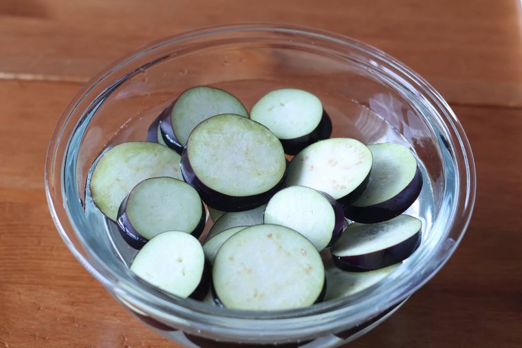 なすを水が入ったボウルに入れてさらしている