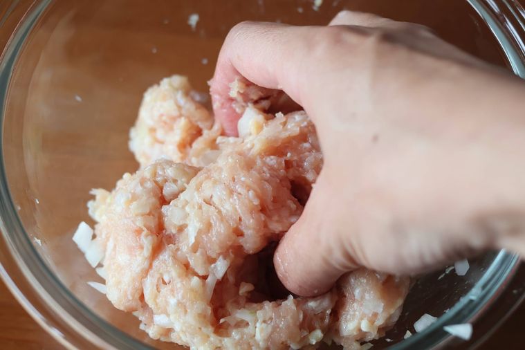 肉だねを手でこねている