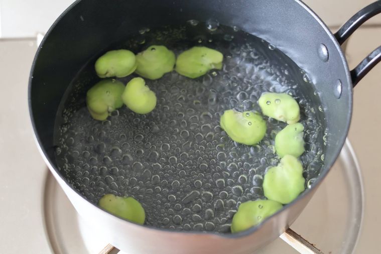 そら豆をゆでている