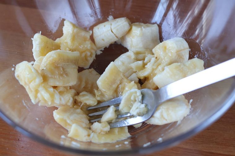 フォークでバナナをつぶしている
