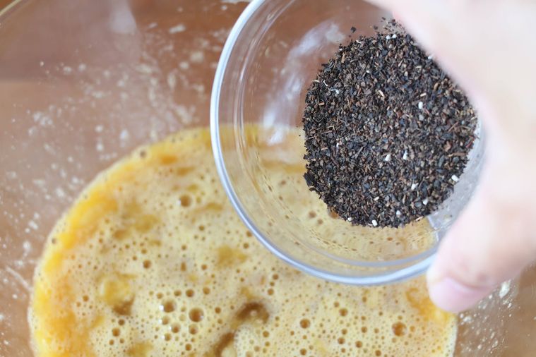 ボウルに茶葉を加えている