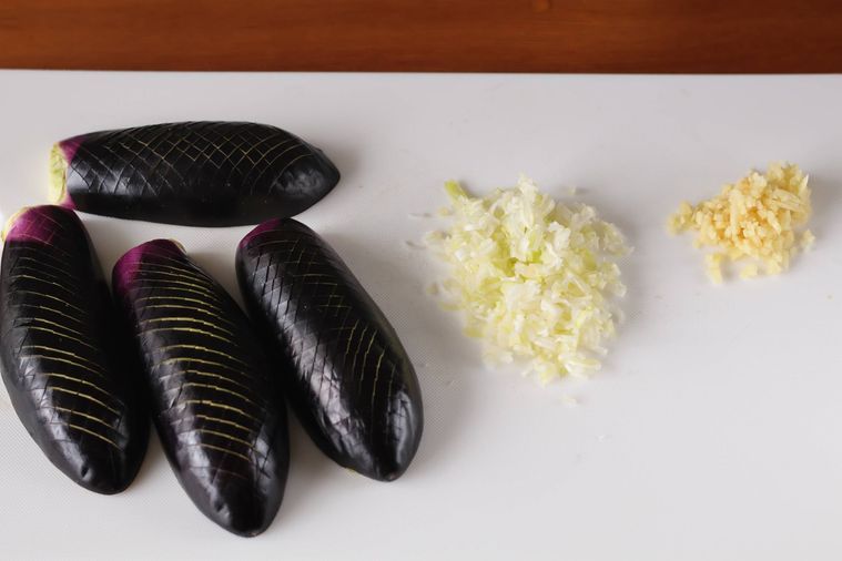 まな板に下ごしらえをした野菜がのっている