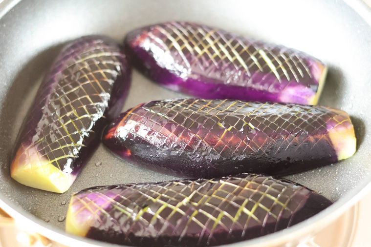 フライパンでなすを焼いている