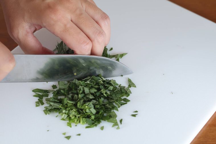 大葉を刻んでいる
