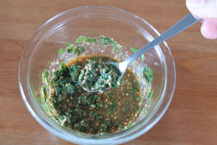 香味だれをスプーンですくっている