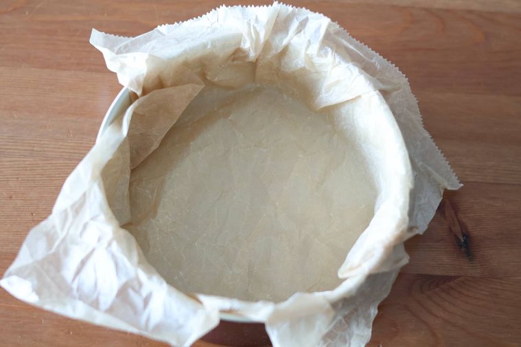 ケーキ型にクッキングシートを敷いてある