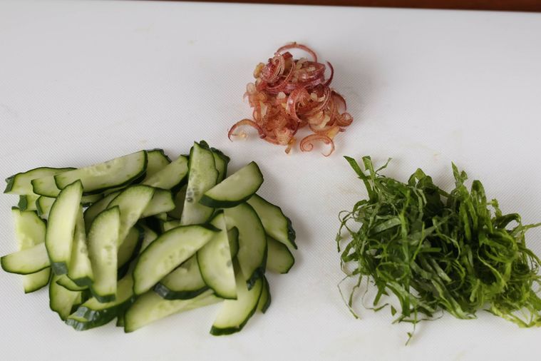 切ったきゅうり、みょうが、大葉が並んでいる