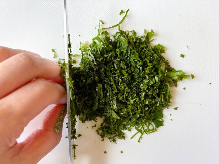 大葉を細かくカットする様子