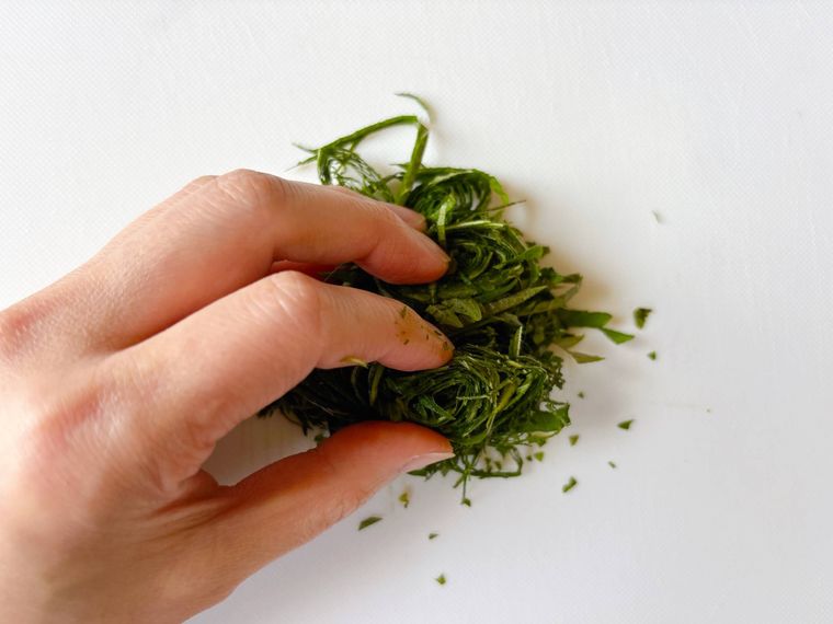 千切りした大葉の向きを変える様子