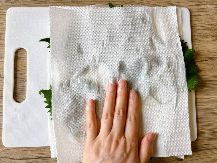 大葉の水気をキッチンペーパーで拭く様子