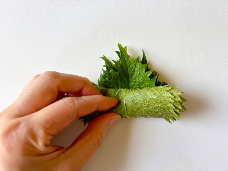 大葉をくるくると巻く様子