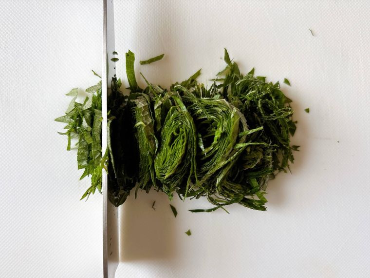 大葉を千切りにした様子