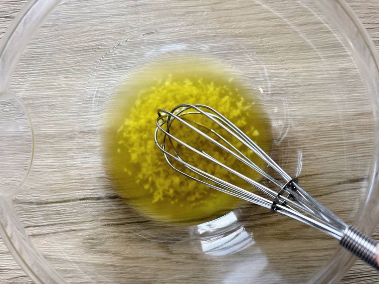 塩とオリーブオイル、にんにくを混ぜる様子