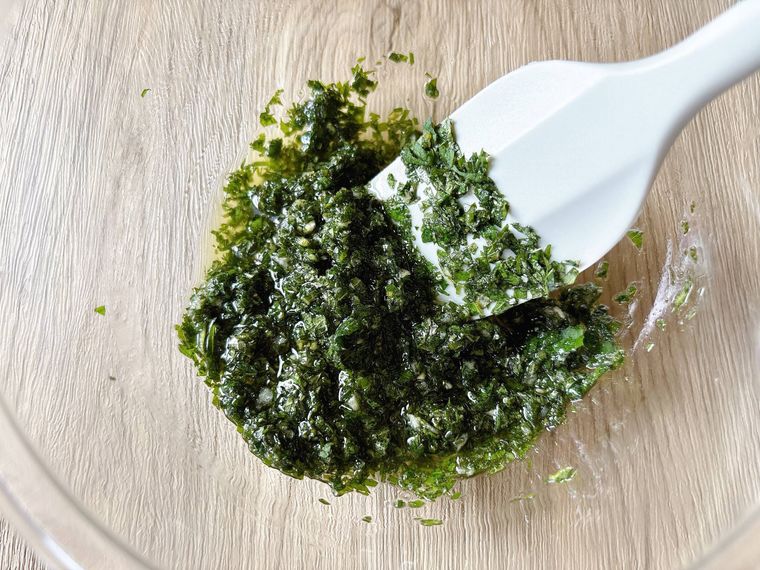 オイルに大葉のみじん切りを加えて混ぜたもの