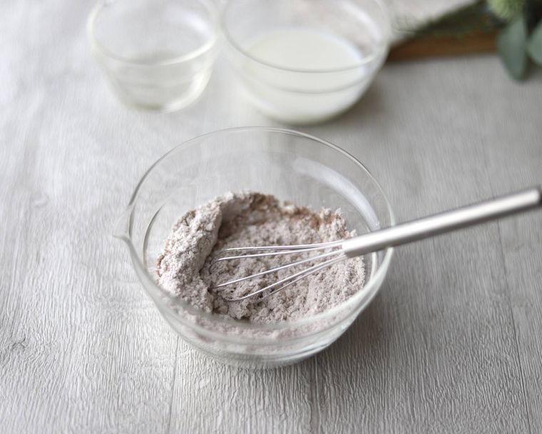 ガラスボウルでパンケーキの材料を混ぜる様子