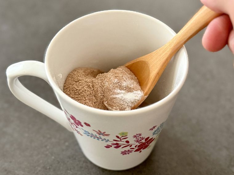 マグカップに粉類の材料を入れスプーンで混ぜる。