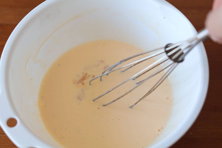 ボウルで卵液を混ぜている