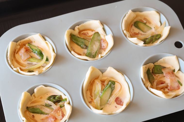 焼く前のキッシュが型に入っている