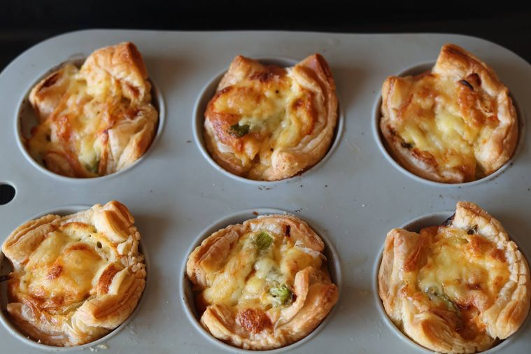 焼いたキッシュが並んでいる