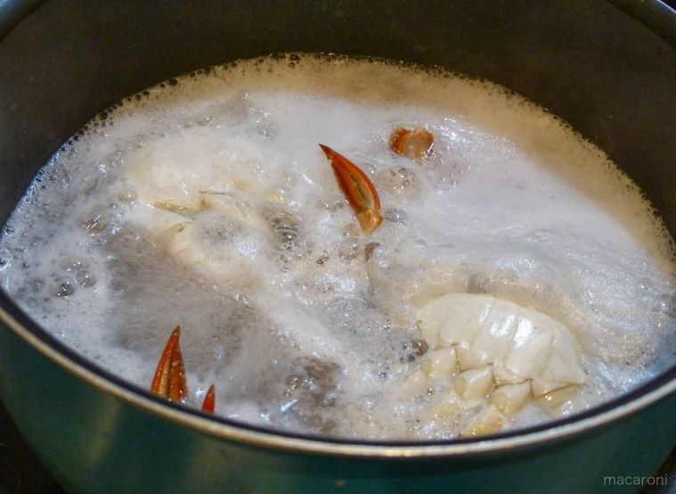 カニを煮込む様子