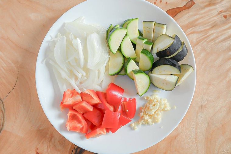 皿にのったカット済みの野菜