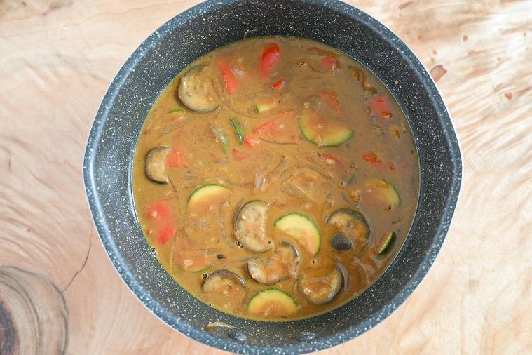 鍋に入ったルーを入れたカレー