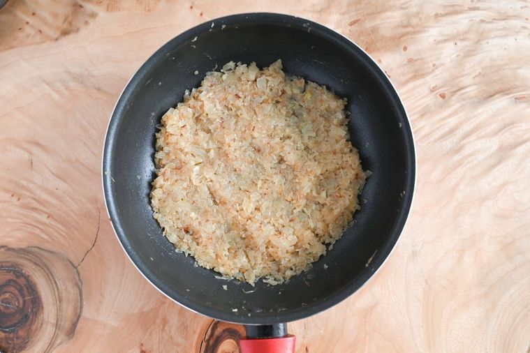 フライパンに入った炒めた玉ねぎ