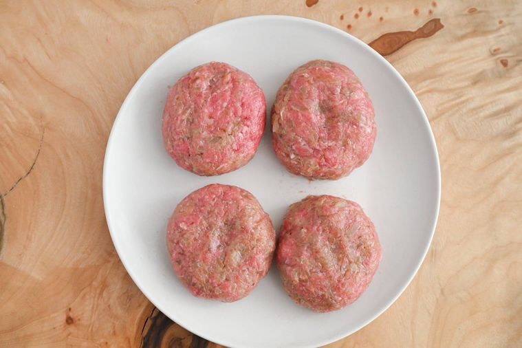 白い皿にのった成型した肉だね