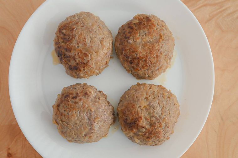 皿にのった4つのハンバーグ