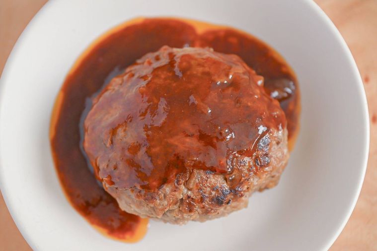 皿にのった完成したハンバーグ