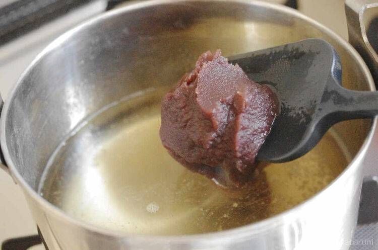鍋にこしあんを溶かす様子
