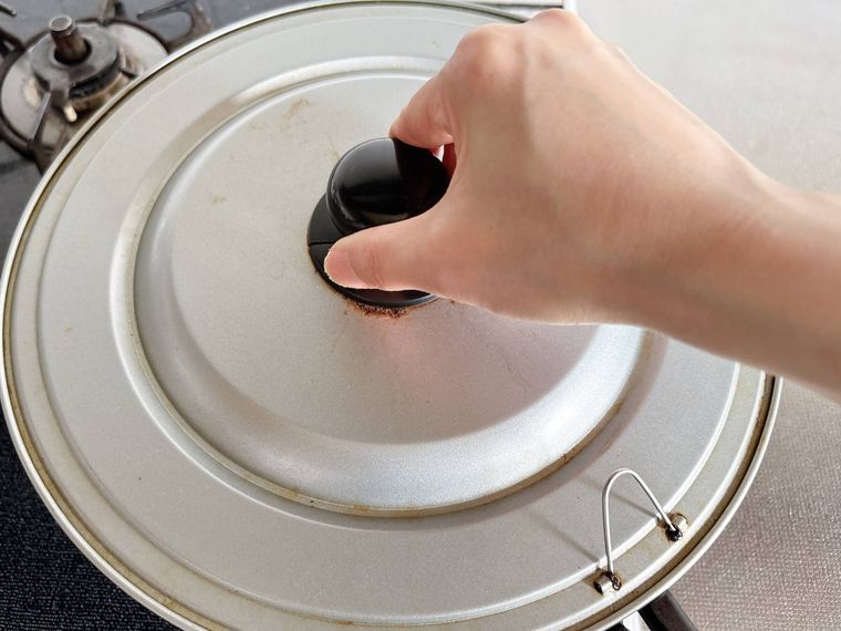 フライパンに蓋をする様子