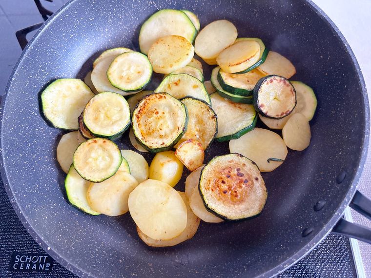 ズッキーニとじゃがいもを香ばしく炒める様子