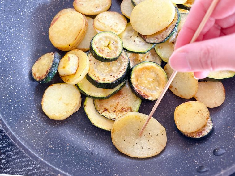 じゃがいもに竹串を刺している様子