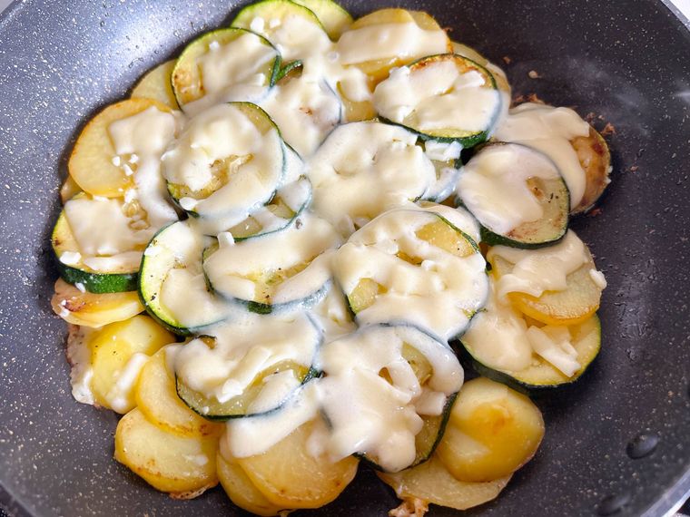 ズッキーニとじゃがいもの上のチーズがとろけた様子