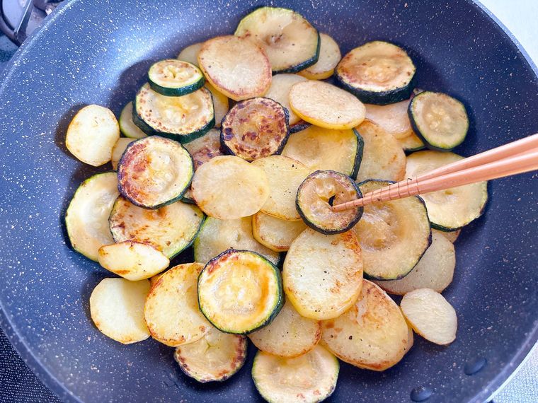 ズッキーニを並べる様子