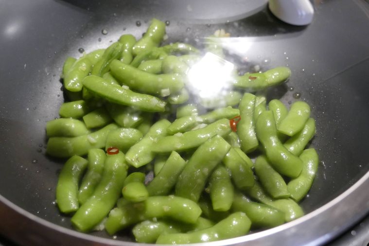 蓋をして枝豆を蒸し焼きにする様子