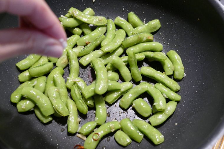 枝豆に塩をふりかける様子