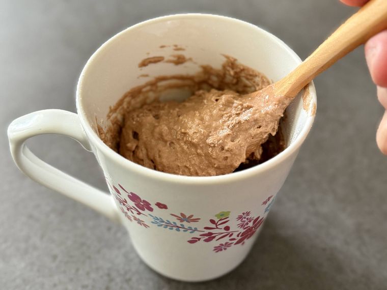 マグカップ内の材料を機のスプーンで混ぜる