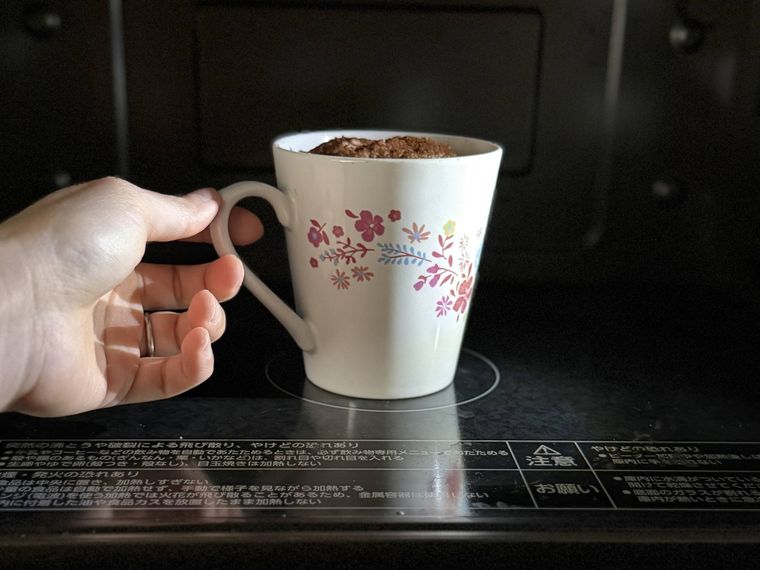 マグカップを電子レンジ内に置く