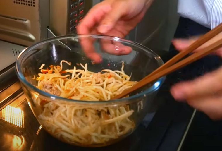 もやしと調味料を混ぜている様子